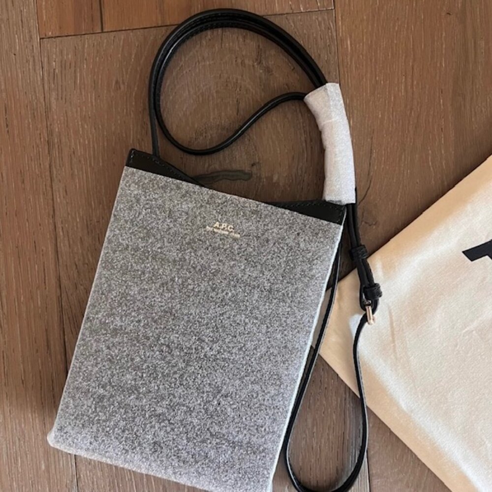 BRAND NEW WITH TAGS: APC Jamie Neck Pouch Crossbody bag in smooth black - Picture 4 of 5